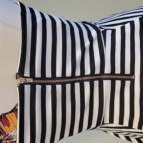 EXPRESS black and white strapless dress. Form fitting with flared skirt. Size 4 - Picture 6 of 9